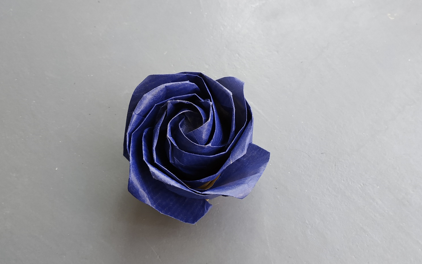 最简单玫瑰花折法4步 简约玫瑰花折纸教程💛巧艺网