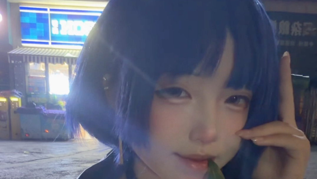 在超市门口吃草的山田凉小姐