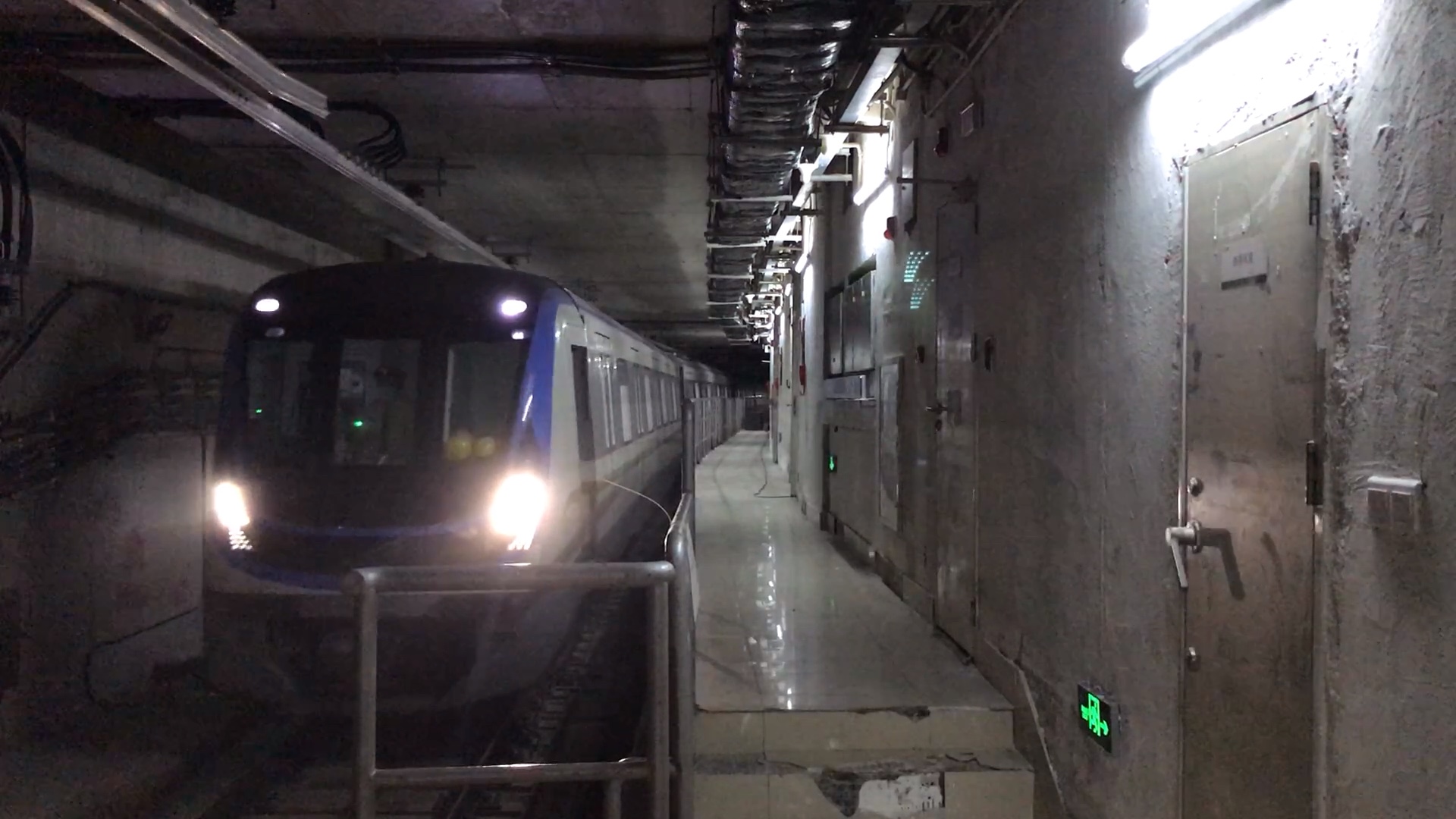 广州地铁13号线a7型巨无霸列车新沙折返进站