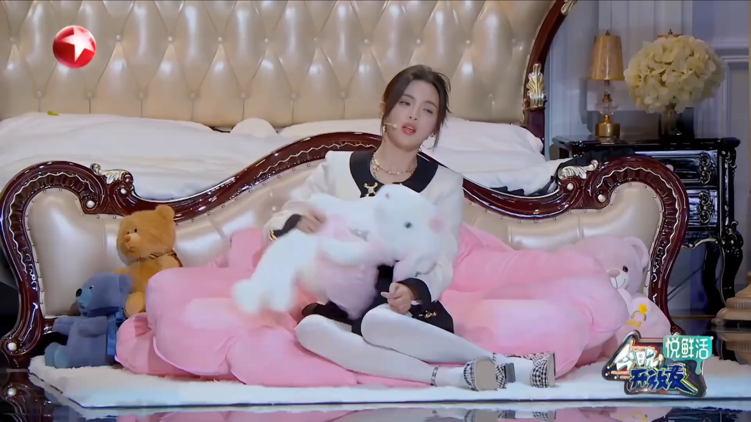 穿白丝的杨超越，鞋子不太好看，还不如不穿(๑>؂<๑）