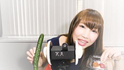 ASMR】日本萌妹子 吃黄瓜 窃窃私语 无舔耳 无