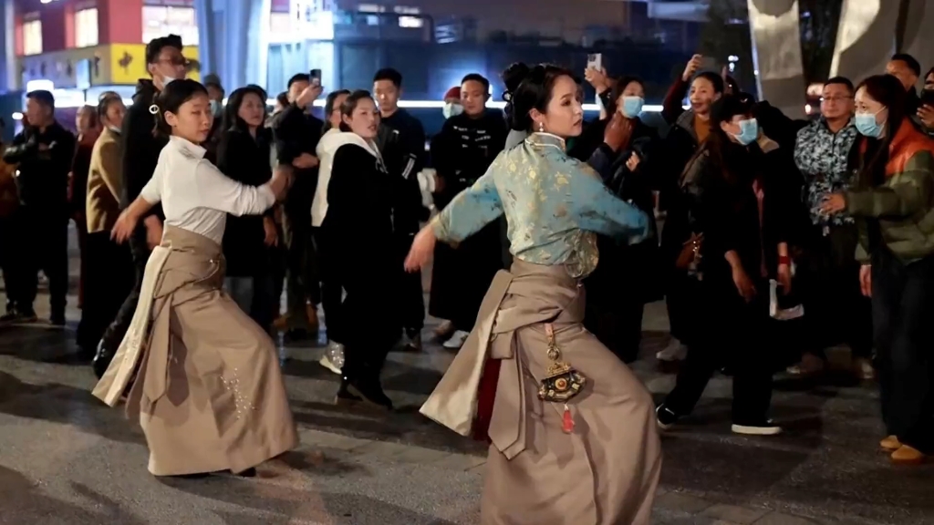 跳一曲完整的舞蹈太不容易了 #锅庄跳起来 #民族舞蹈 #民族舞蹈舞出民族特色