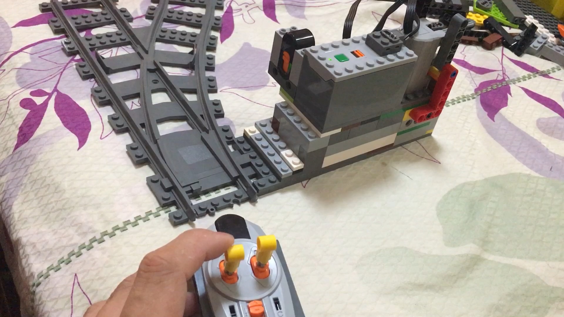 特价创意轨道积木 男孩3岁拼装搭建电动托马斯小火车益智儿童玩具