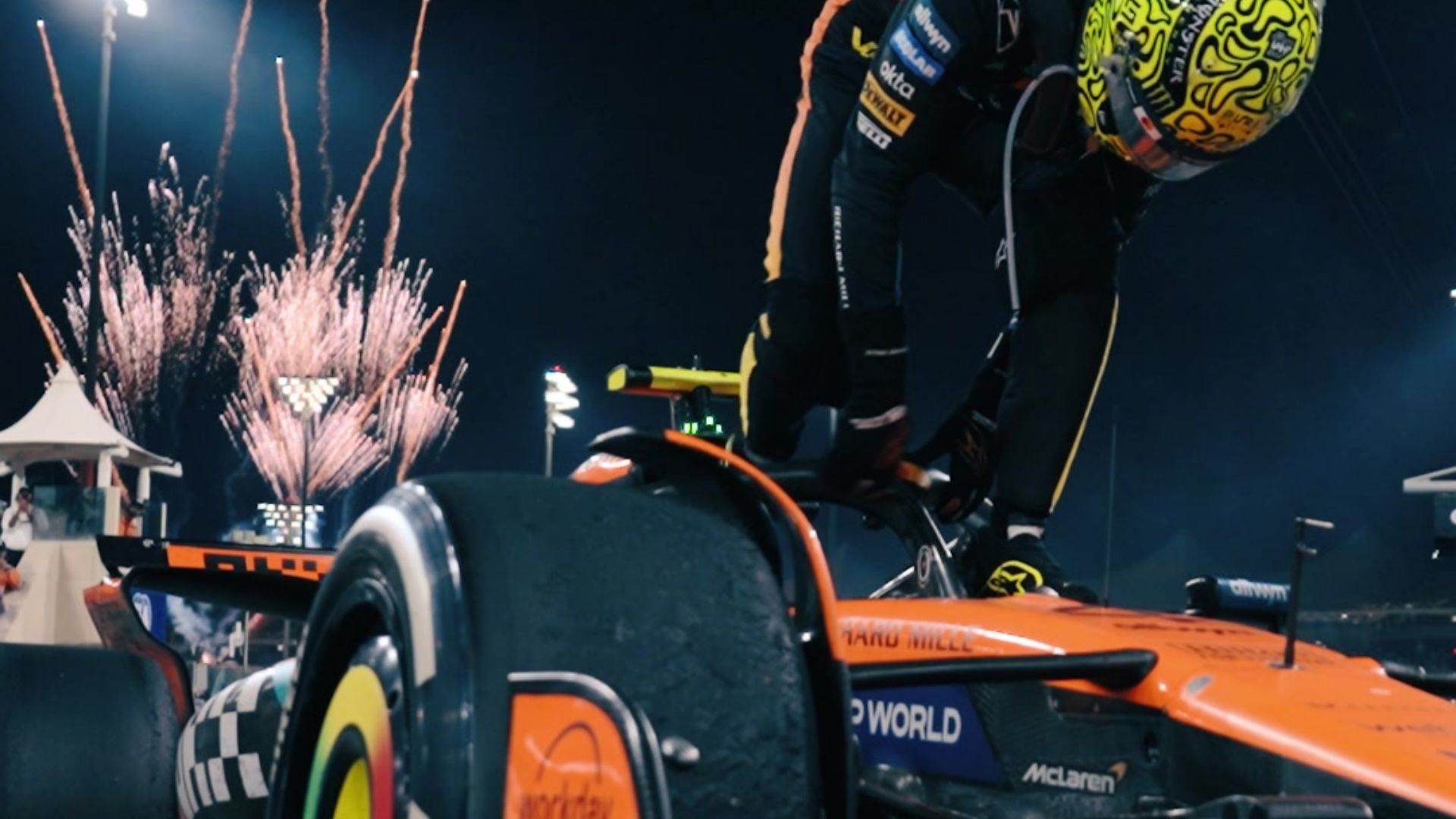 今晚阿布扎比的夜空为兰多点亮🎆