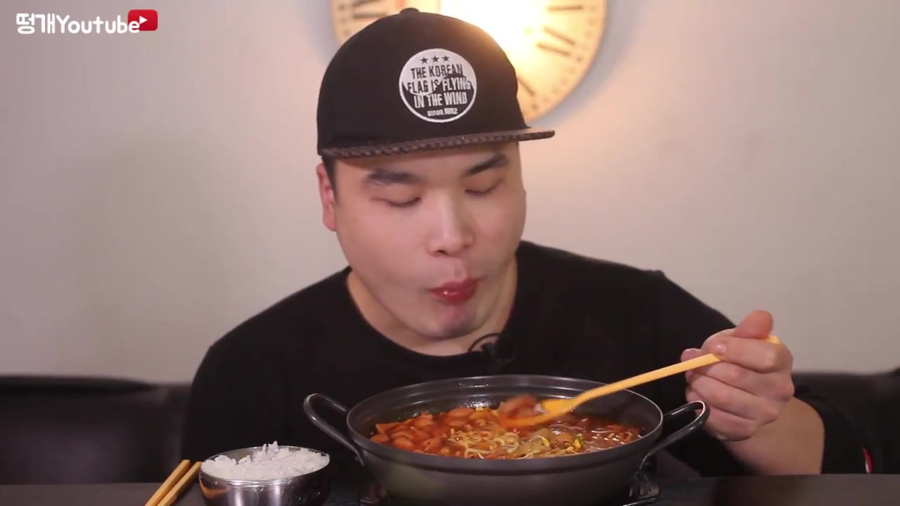 韩国吃播donkeyasmr自制辣部队锅看上去真的好好吃啊然后掏出了一个