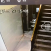男子在网咖店女厕所偷拍被抓现行 网咖：当事人已报警 后续会加强安装摄像头