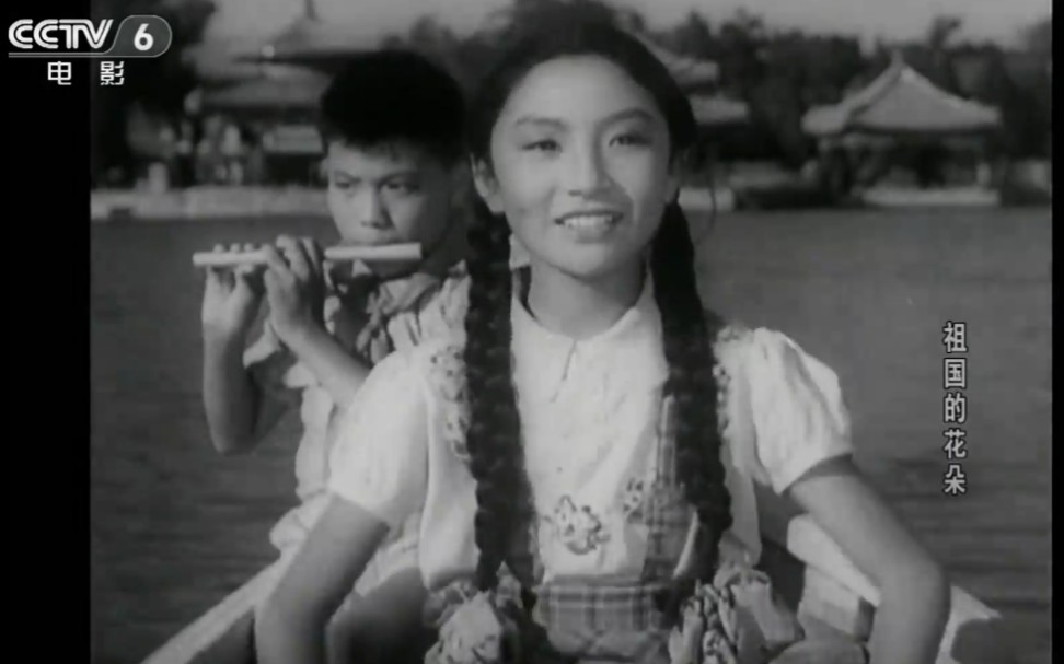 歌曲《让我们荡起双桨》的原出处：1955年中国儿童电影《祖国的花朵》