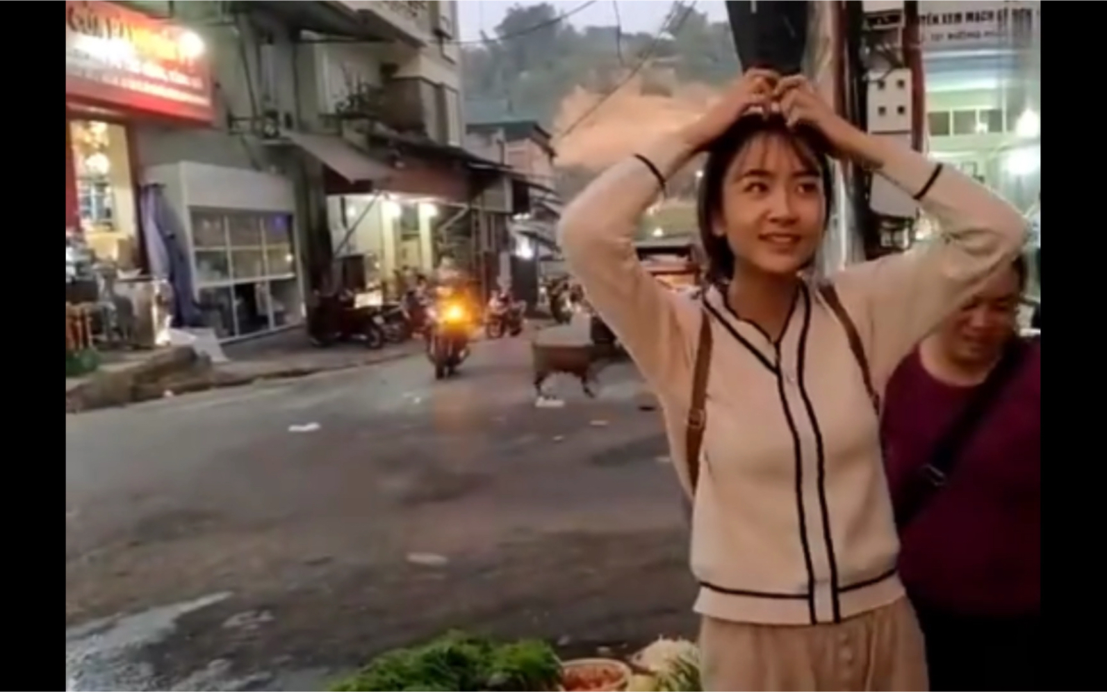 小伙在越南买水果，差点把卖水果的越南女孩娶回家