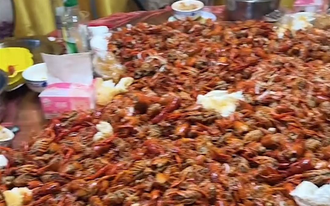 5名男子吃79元的龙虾自助餐 老板看到满桌虾壳后太崩溃:这下赔大了！