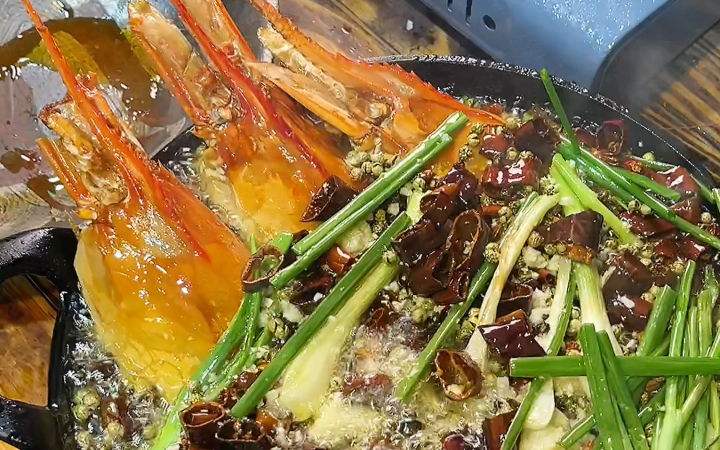 泰国美食：巨型罗氏虾一桶油来做次沸腾虾异国他乡家乡味