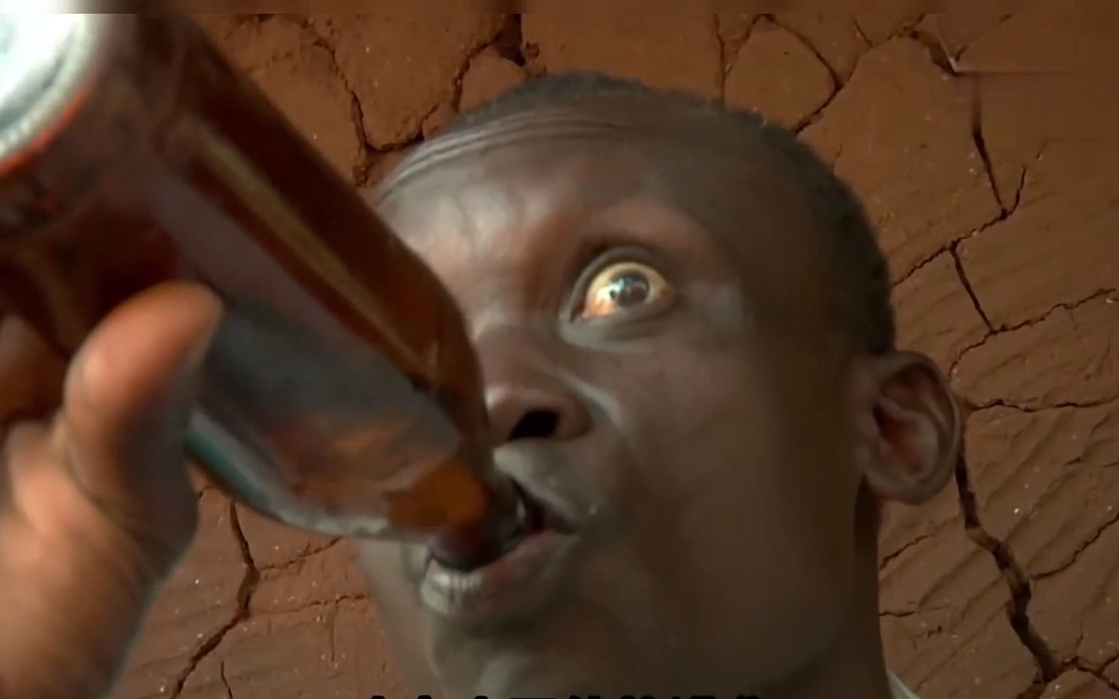 纪录片：一美元一桶的白酒当水喝，非洲酒鬼之都乌干达