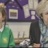 英国首相梅姨访问小学 与学生互动面露“尴尬”