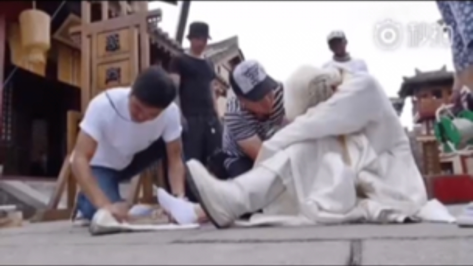 心疼…看多少遍都心疼不已，受伤的总是你，从那么高的地方掉下来，摔伤腿，腿五处骨折，后面只能坐轮椅拍摄。拍两世欢时又被划伤眼睛，演艺之路如此坎坷。