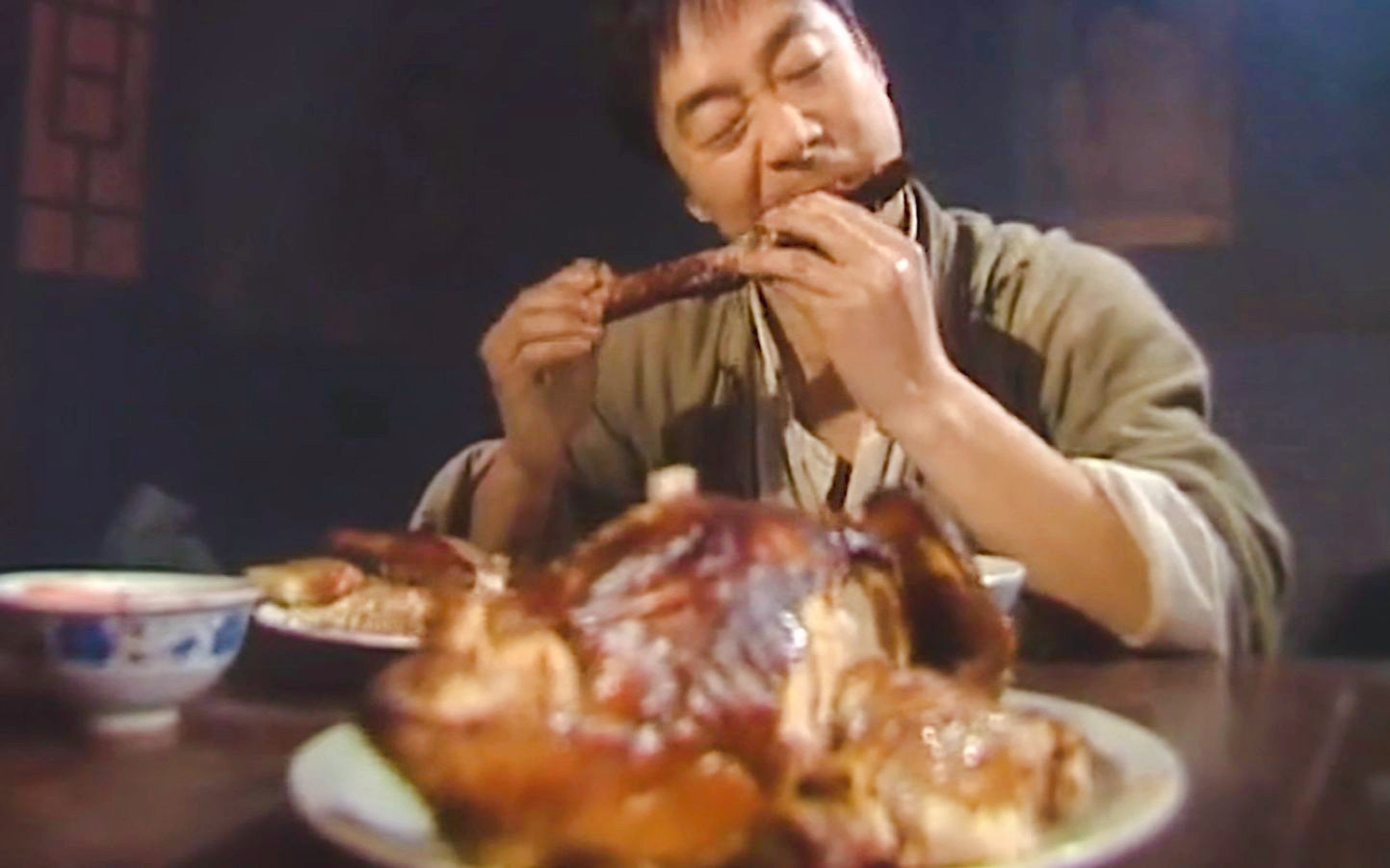 影视真香吃戏场面：胡八一铜锅涮羊肉，李云龙吃烤鸭下酒，太香了
