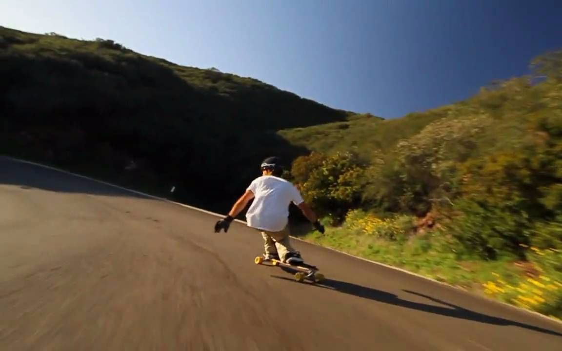 长板速降在森林山路上飞驰