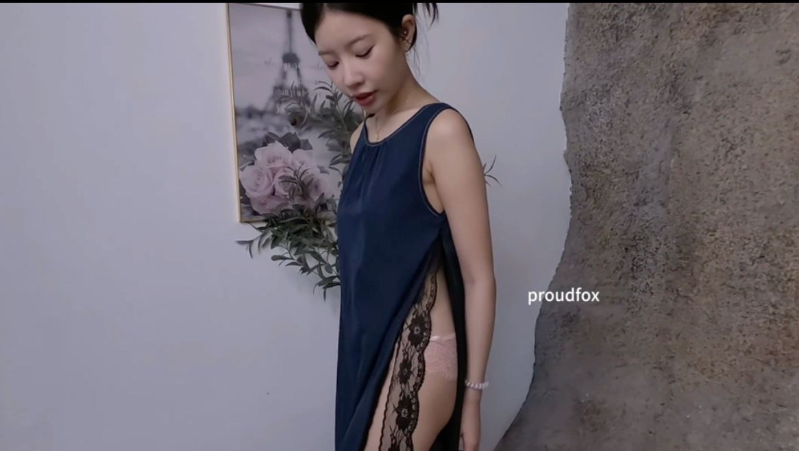 甜甜可爱的贝贝展示proudfox设计很有特色的一款连衣裙