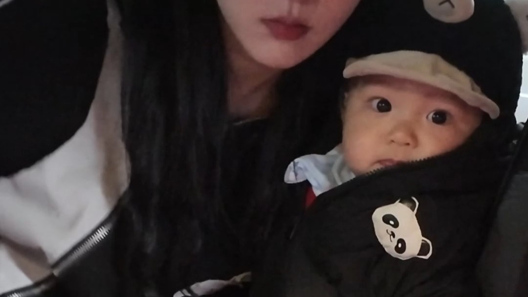 和兄弟去打球，老婆不敢说不让~就是孩子非要黏着我