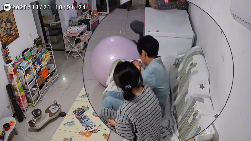 外婆抱着早产婴儿坐在沙发上，婴儿突然干呕了三下头往后仰了下…