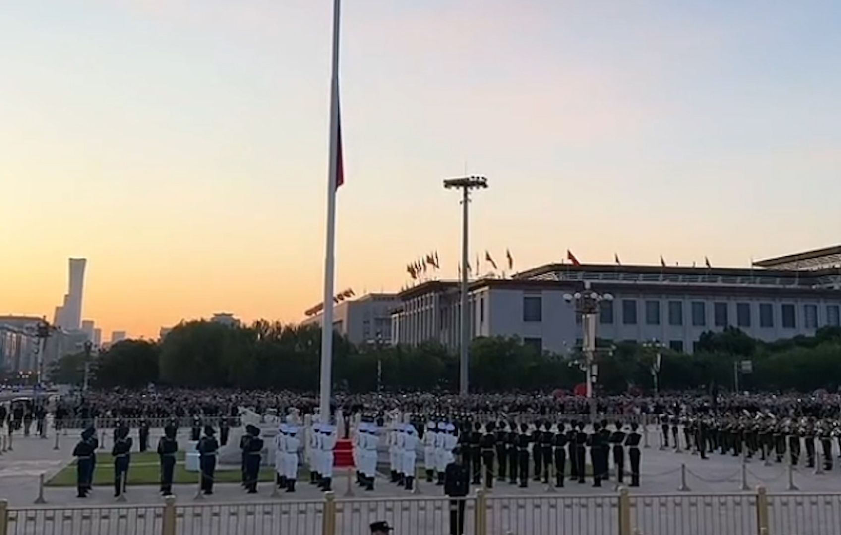 五一劳动节，北京天安门举行升国旗仪式 游客现场观礼场面震撼
