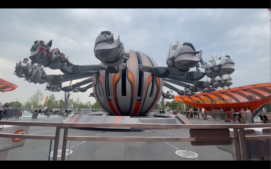 上海迪士尼 - 喷气背包飞行器 不要小看它，有点刺激的！怪不得不让带手机上去玩…