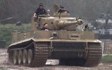 2016坦克节波文顿坦克博物馆“虎式”131号车 邂逅 “豹II”豹子：厉害了我的爷 老虎：承让了我的孙