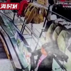 小女孩商场内玩电梯扶手，整个人被扶梯拖入缝隙，众人合力将其救下