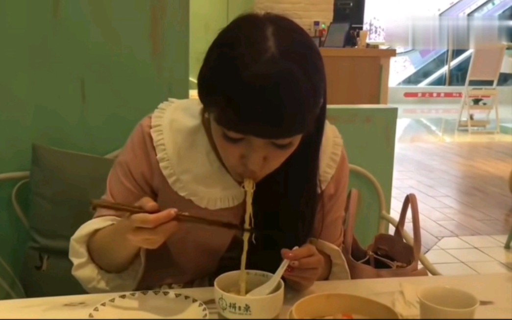 日本萌妹体验上海美食，静静的看她吃完！