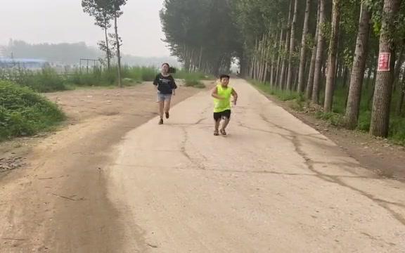 农村媳妇第一天带孩子跑步，没想到俩儿子一口气跑了3公里，厉害