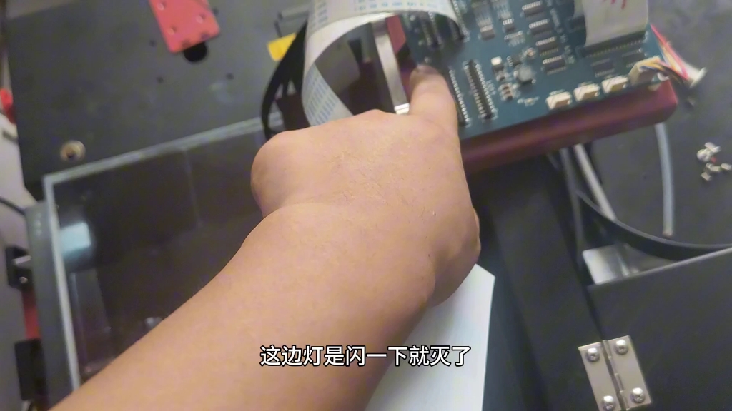 买的坏的uv打印机终于是修好了 ，包括uv改装紫外线灯，uv墨泵更换。 uv电源集中电源更换。 uv打印机不出墨，uv主板维修 。被我彻底修好了。