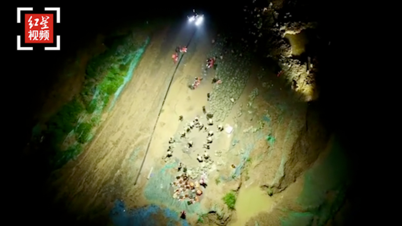 又牛又感动! 无人机照亮决口堤坝，助战士抗洪抢险