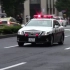 【警察】交通防暴警察的黑白警车追逐无视红绿灯的卡车