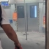 北京地铁一女子充电宝在车厢里炸了，充电宝和背包炸得稀碎！