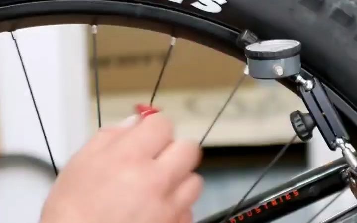 自行车后轮调节实用工具。