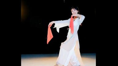 《<em class="keyword">惊鸿舞</em>》只需练习五个动作，就能学会这支古典舞！
