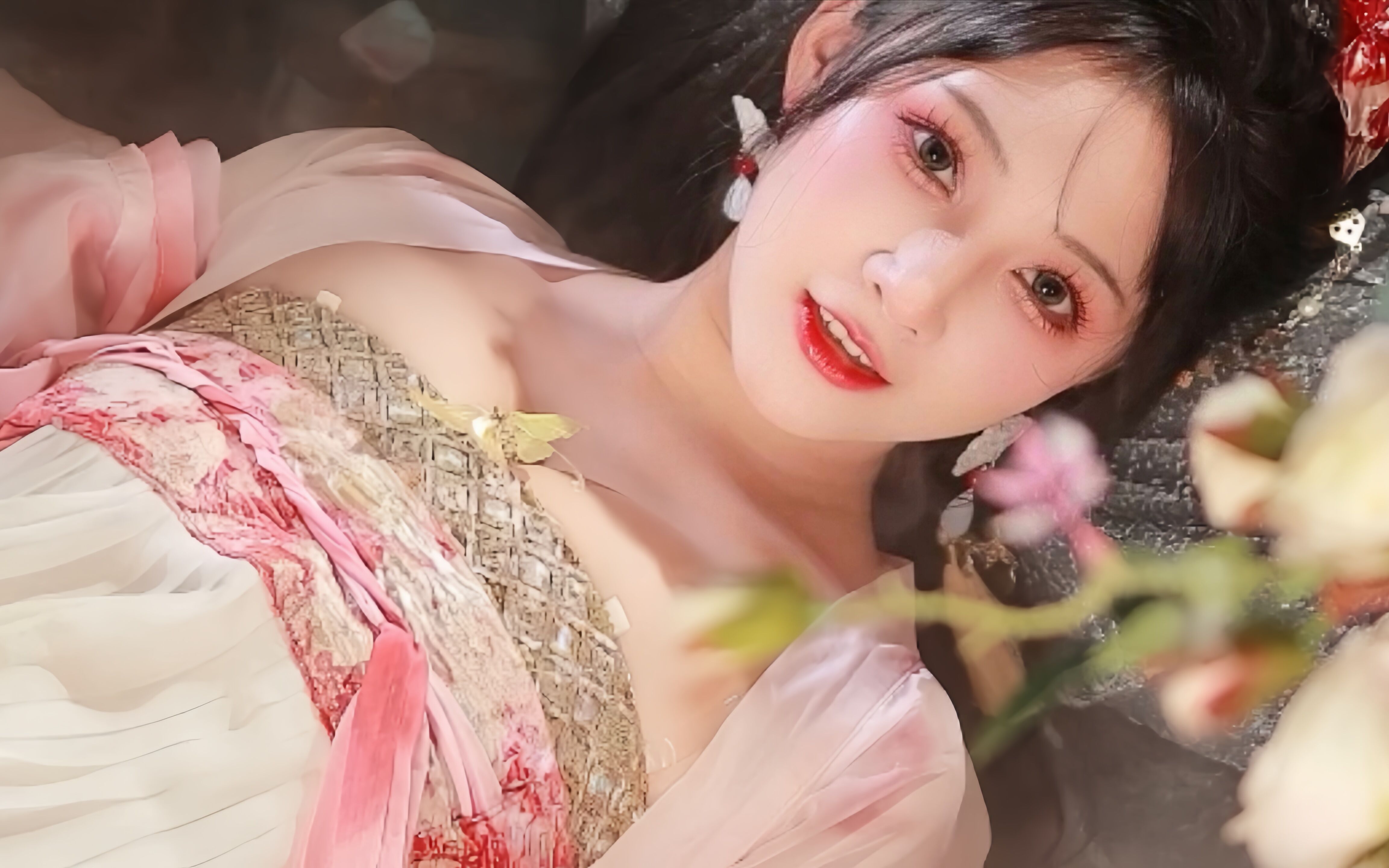 The Lixi Palace is high up in the green clouds, and the immortal music is heard everywhere.