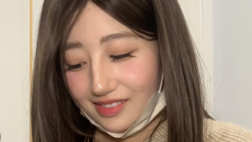 你虽然只是普通群演，奈何你的脸实在美丽，剧组化妆师忍不住对你好