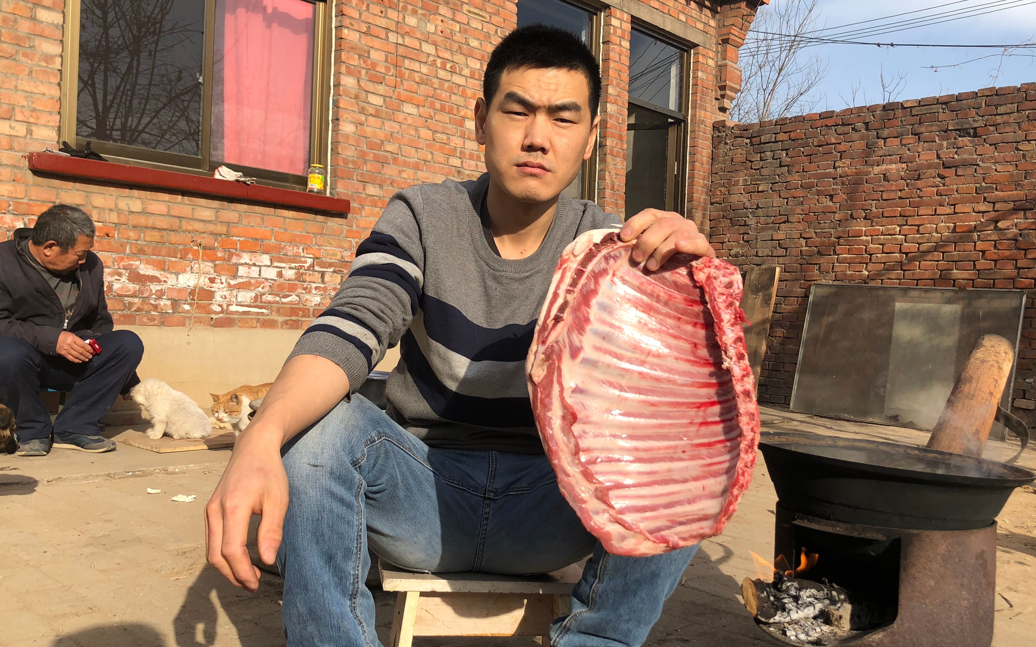 阿远做了个"萝卜炖羊排",出锅后,又烤了个羊排吃,老爸更爱吃烤的