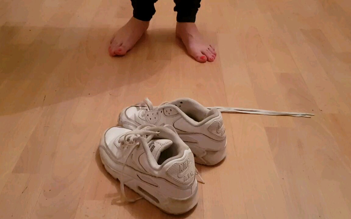 Foot Play Stomp Bare Feet In My Well Worn White Nike Air Max 哔哩哔哩 ゜ ゜ つロ 干杯~ Bilibili