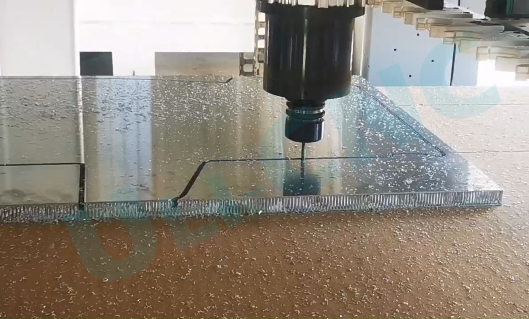 原力三轴K7 铝蜂窝板雕刻机/开料机/打孔机/切割机加工视频