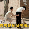调皮男孩扒人裤子，母亲却处处维护，结果毁了儿子一生