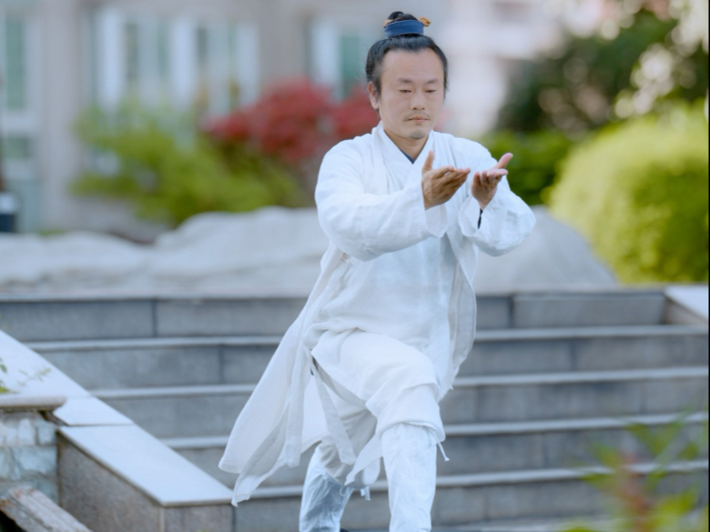 不要小看这个动作，一个动作锻炼到肩颈腰背腿。