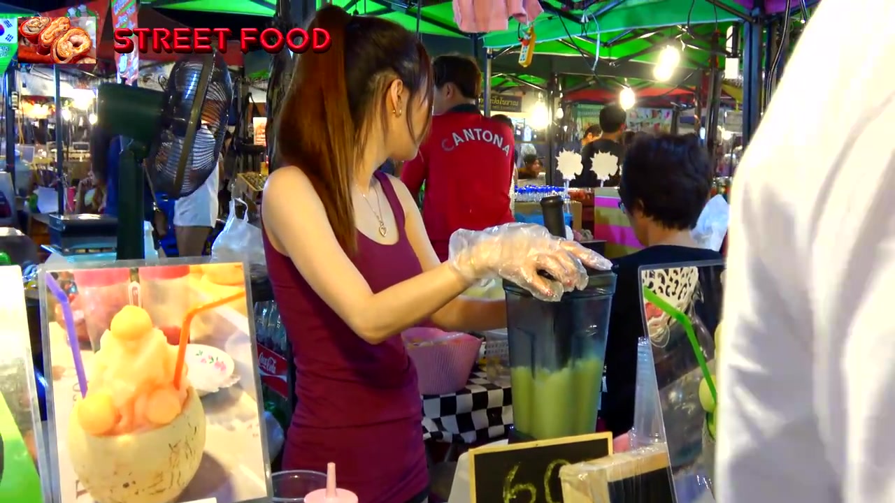 实拍泰国街头夜市，美女摊主卖水果冰沙，每天都有很多游客排队购买