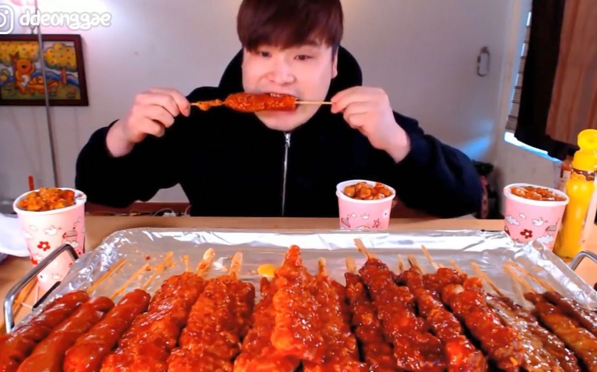 [韩国吃播]大胃王donkey弟弟 烤肉串, 芝士可乐饼,炭火串儿,炭火香肠