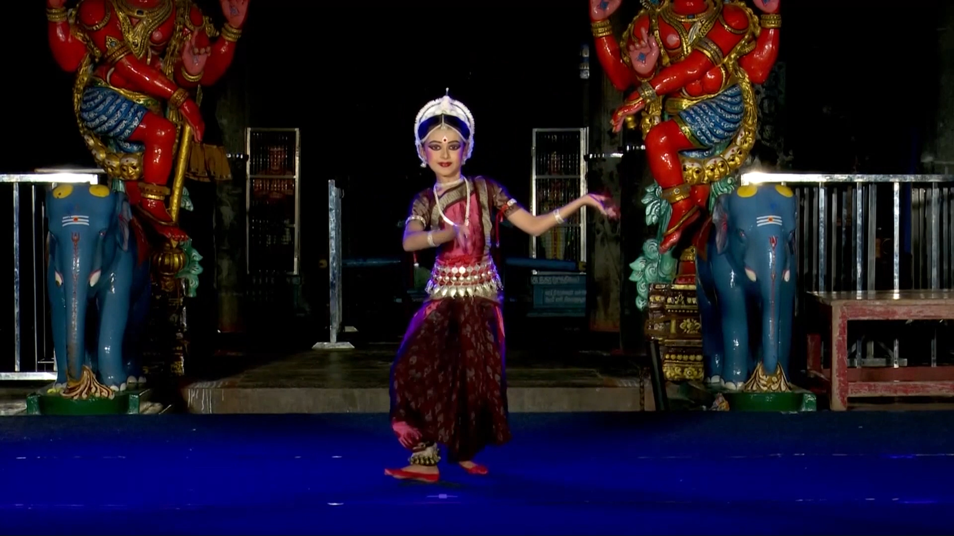 【印度古典舞】萌到吐血！幼崽Shrinika演绎春日调|Vasanta Raga|奥迪西舞|自译
