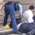 【日警】日本警察救助喝醉西装上班族 警察和白衬衣你要哪个