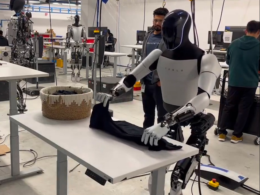马斯克展示机器人“擎天柱”叠衣服：还不能自主执行，但未来肯定可以