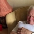 94岁老人收到印着他已故妻子照片的抱枕后泪流满面