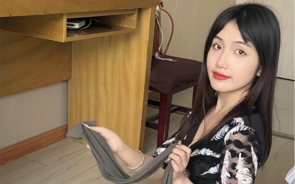 Can stockings still be worn in the fall?