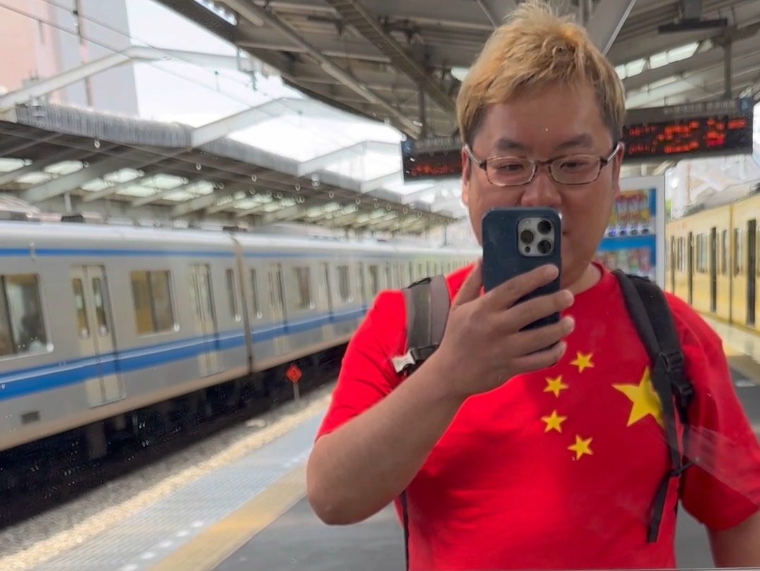 穿着热爱中国的T-Shirt在日本大街上阔步