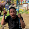 今天爸爸和小朋友抢着玩，打悠悠的游戏，大家猜猜被妈妈发现了，妈妈会收拾这个可恶的爸爸吗